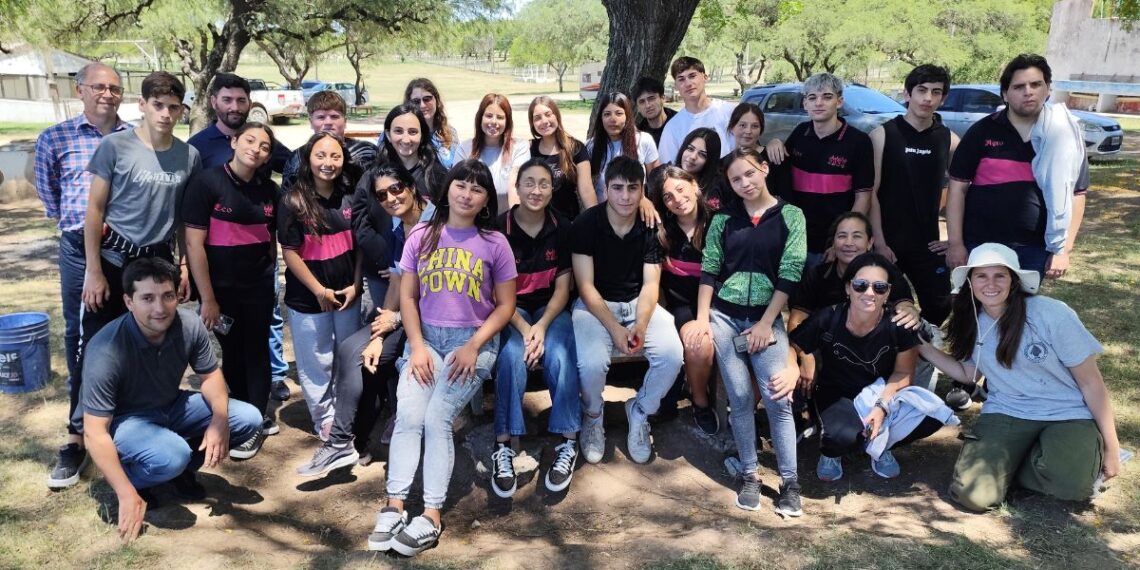 Plantación de algarrobos en Puerto Gaboto: una iniciativa de los egresados 2024 en el Camping Comunal