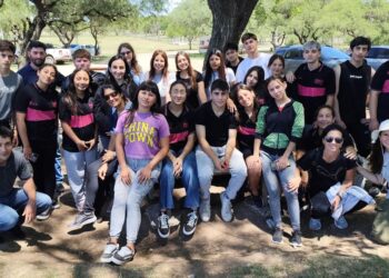 Plantación de algarrobos en Puerto Gaboto: una iniciativa de los egresados 2024 en el Camping Comunal