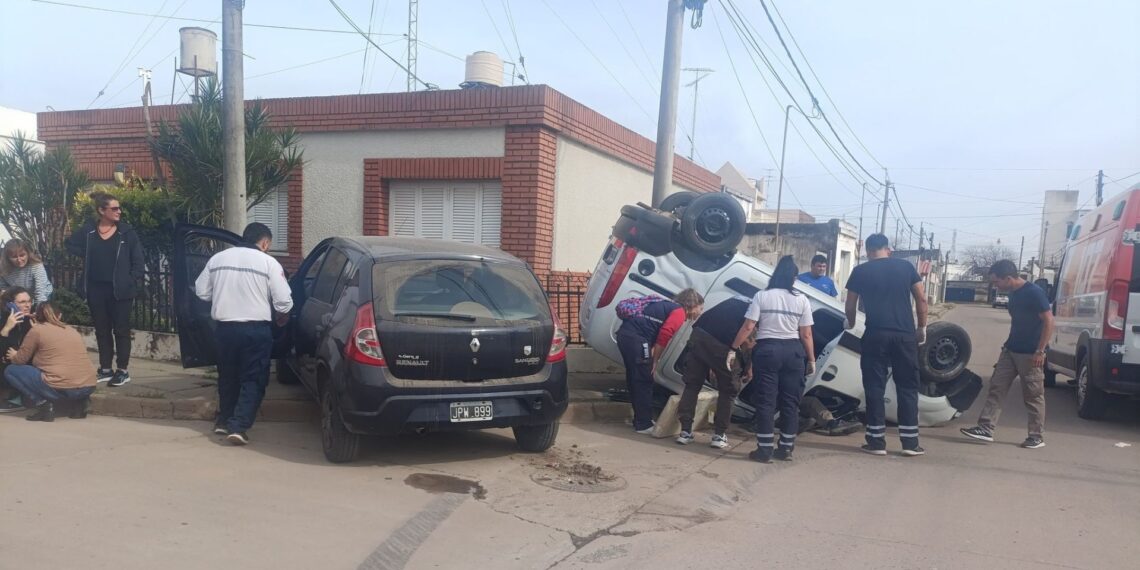 Gálvez: choque entre un auto y un vehículo del Correo Argentino