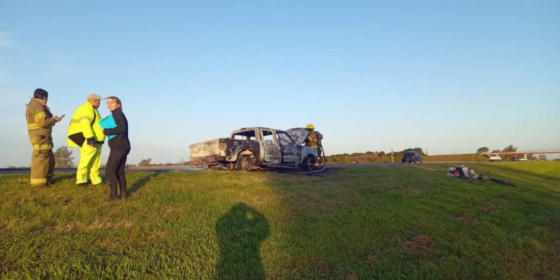 Incendio de vehículo en la Autopista a la altura del km 75