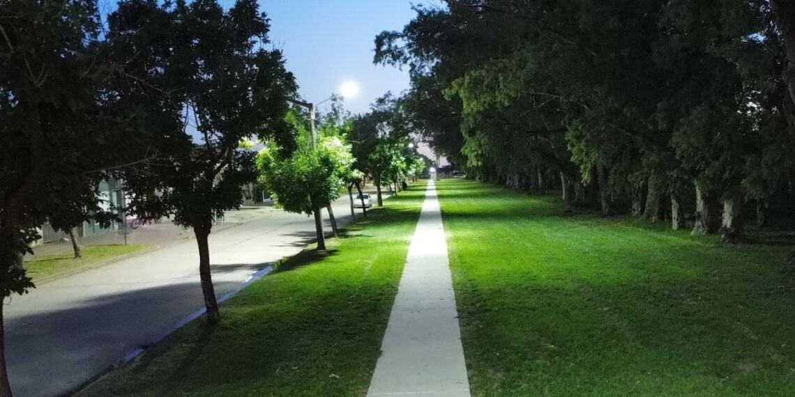 DÍAZ: nuevas veredas y luminarias LED transforman el predio del ferrocarril