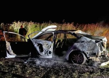 Daños totales en un vehículo incendiado en Ruta 11