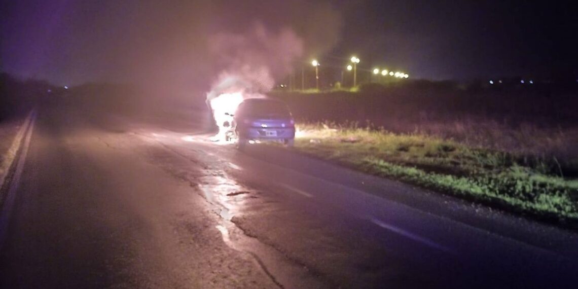 SAN GENARO: Una familia resultó ilesa tras el incendio de su automóvil en Ruta 34
